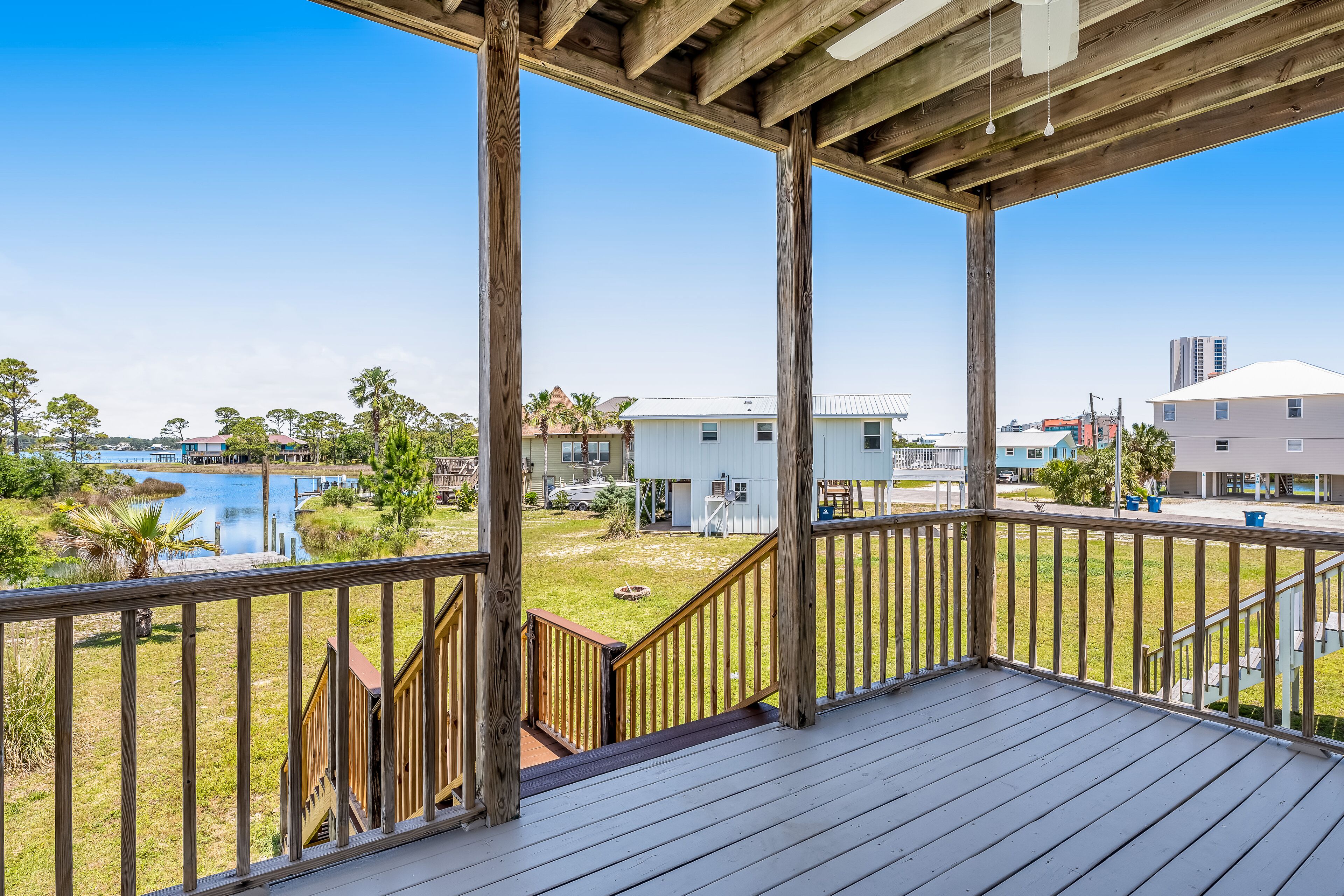 Inviting coastal oasis near the beach & shopping with lagoon views & deck