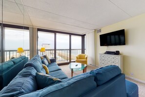 Televisión, reproductor de DVD, futbolito y libros 