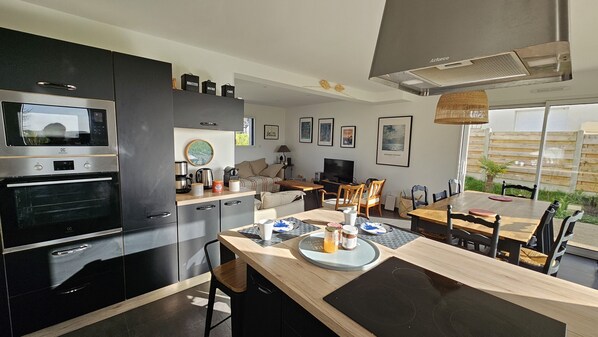 Fridge, microwave, oven, stovetop - New house with small sea view close to the beach (Carantec)
