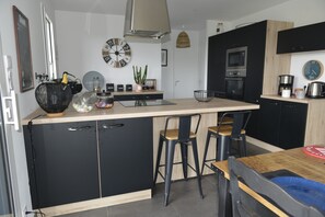 Jääkaappi, mikroaaltouuni, uuni, liesi