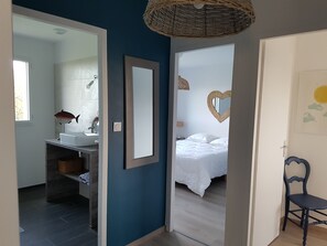 4 makuuhuonetta, työpöytä, vauvan matkasänky, vuodevaatteet