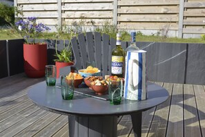 Outdoor dining - New house with small sea view close to the beach (Carantec)