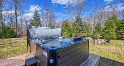 Dog-friendly cabin with firepit, deck, private hot tub, fireplace