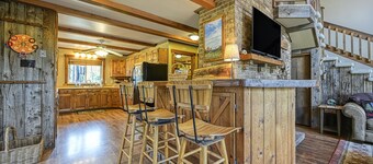 Dog-friendly cabin with firepit, deck, private hot tub, fireplace