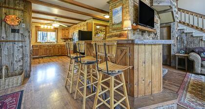 Dog-friendly cabin with firepit, deck, private hot tub, fireplace