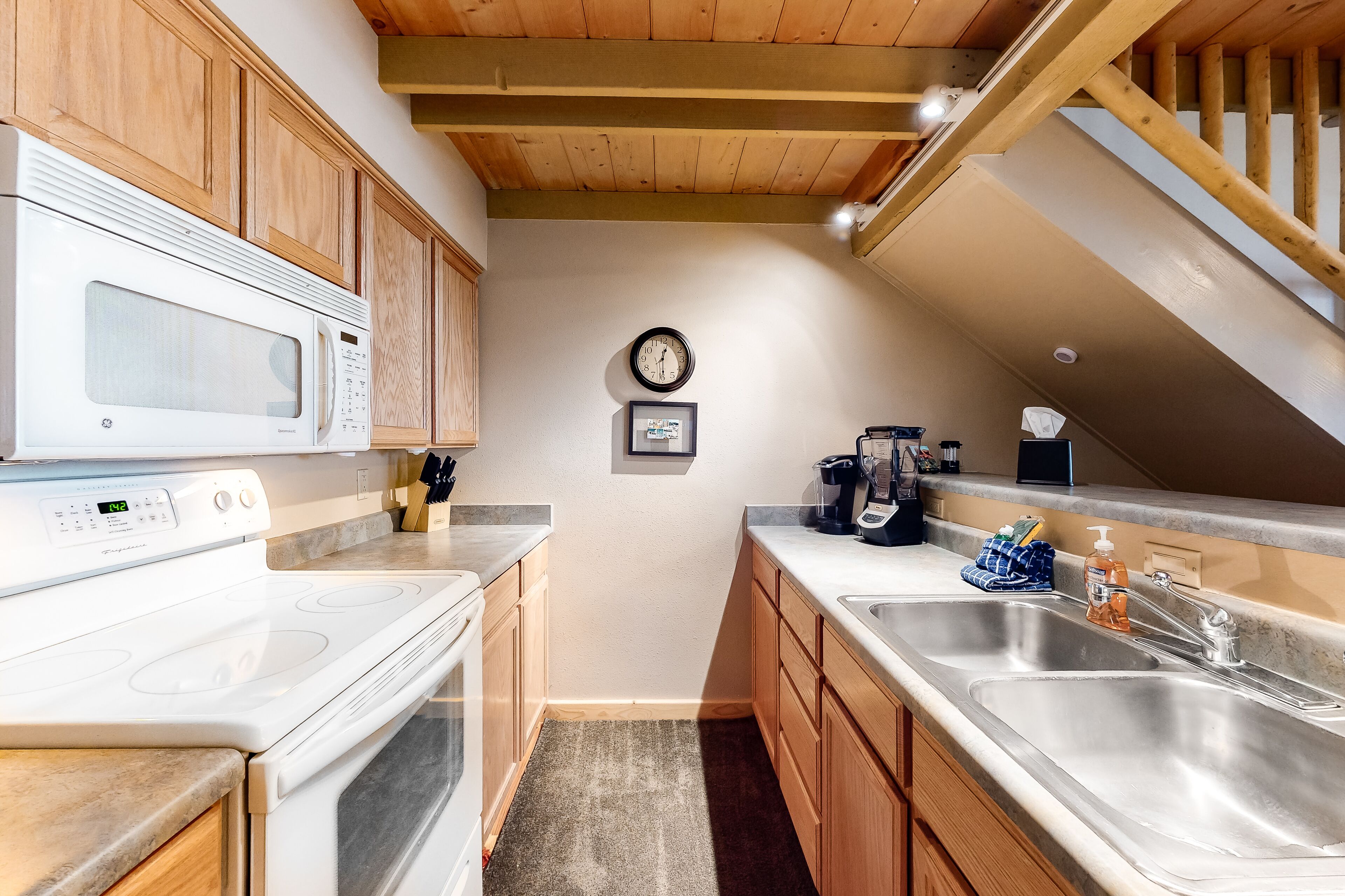 Lofted mountain getaway near lifts & hiking with wood-burning fireplace & WiFi