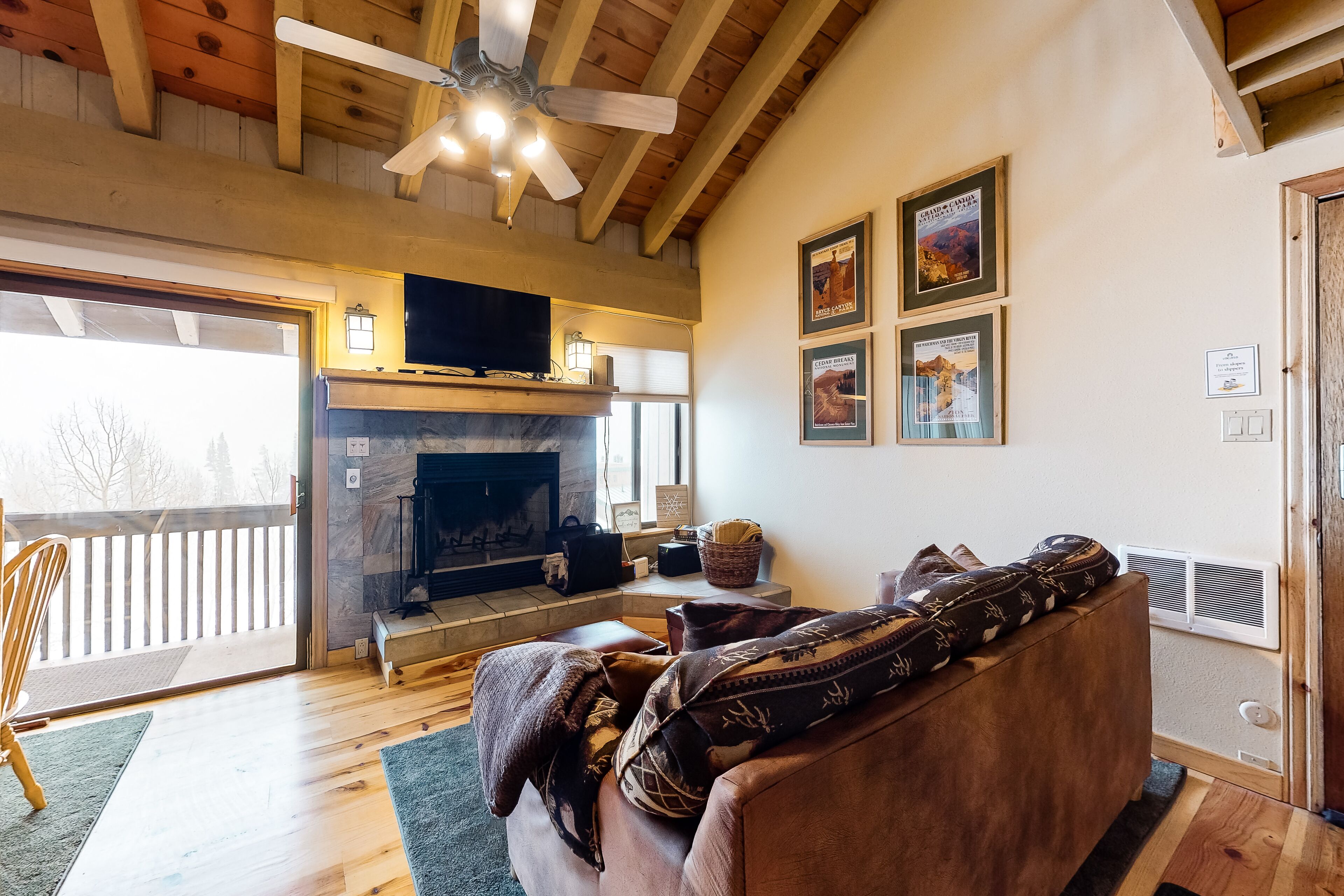 Lofted mountain getaway near lifts & hiking with wood-burning fireplace & WiFi