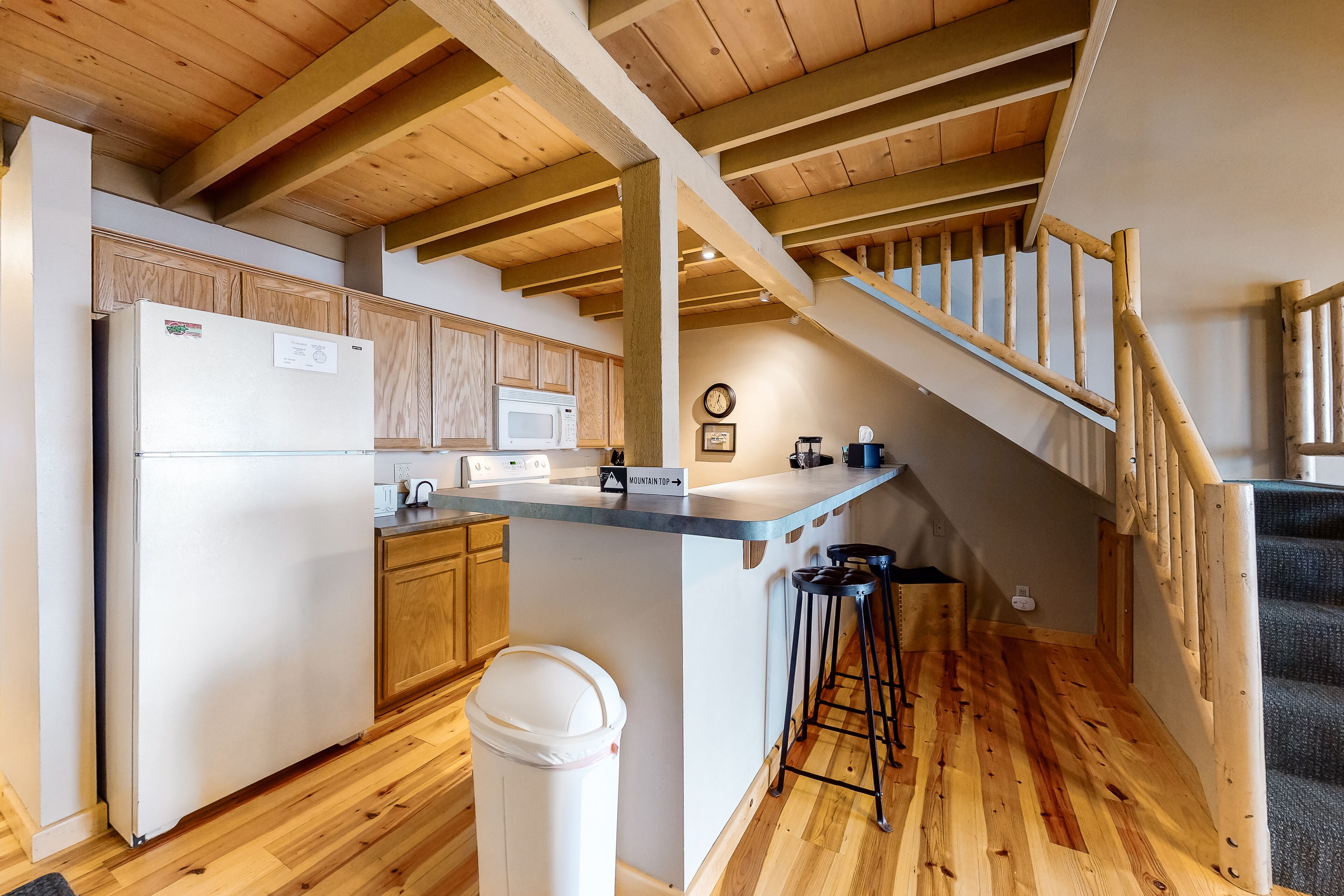 Lofted mountain getaway near lifts & hiking with wood-burning fireplace & WiFi