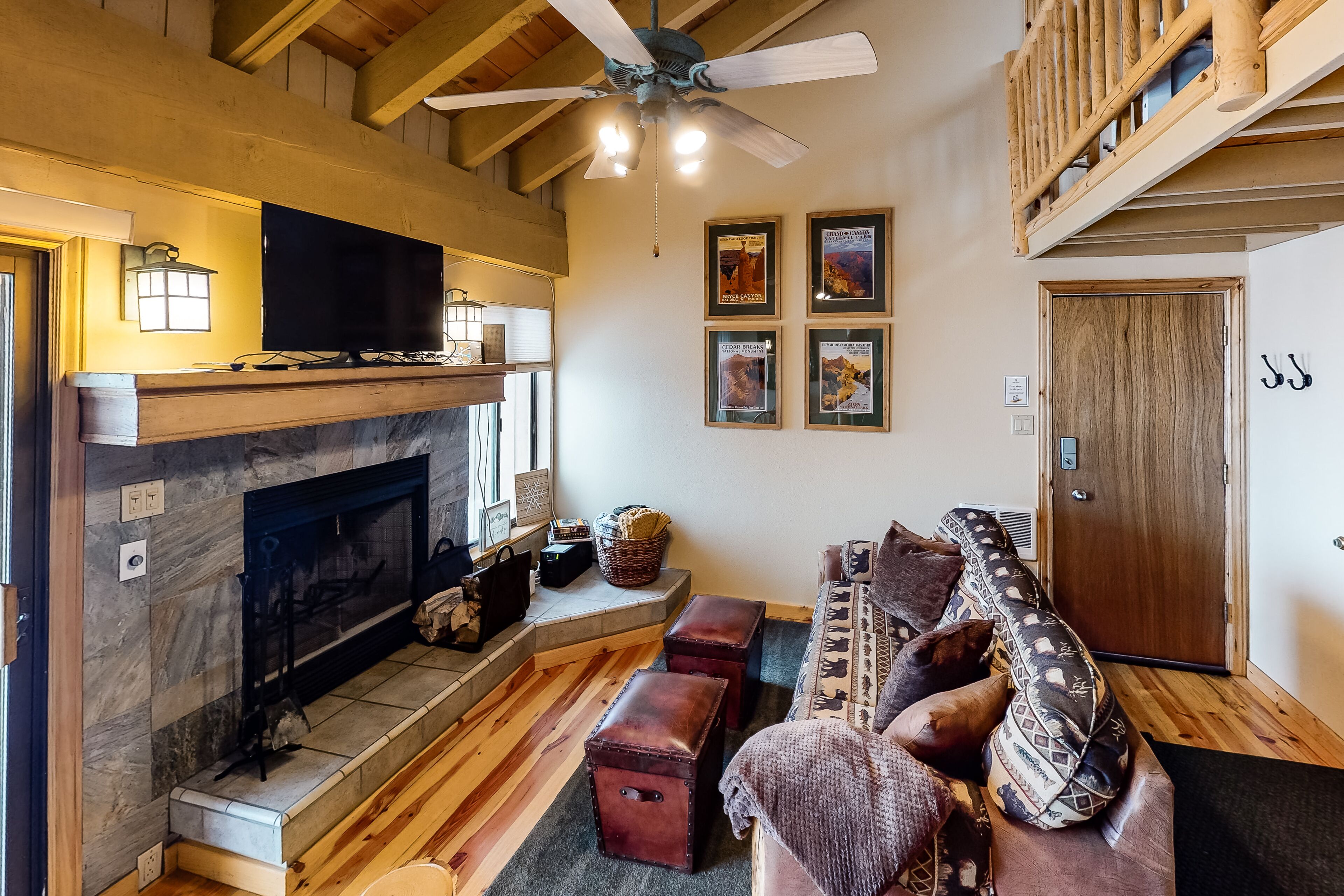 Lofted mountain getaway near lifts & hiking with wood-burning fireplace & WiFi