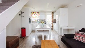 Living room - Charming 3 Bedroom Home With Garden in Tranquil Surrey Quays (London)