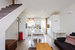 Basic House, Multiple Beds | Living room - Charming 3 Bedroom Home With Garden in Tranquil Surrey Quays (London)