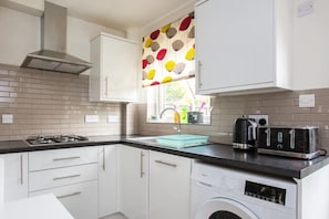 Basic House, Multiple Beds | Private kitchen | Fridge, microwave, oven, stovetop