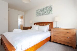 Basic House, Multiple Beds | 3 bedrooms, iron/ironing board, free WiFi, bed sheets - Charming 3 Bedroom Home With Garden in Tranquil Surrey Quays (London)