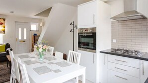Private kitchen - Charming 3 Bedroom Home With Garden in Tranquil Surrey Quays (London)