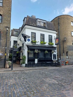 Basic House, Multiple Beds | Exterior - Charming 3 Bedroom Home With Garden in Tranquil Surrey Quays (London)