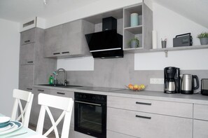 Fridge, microwave, oven, stovetop - New flats In the historic old town in the pedestrian zone (Dillenburg)