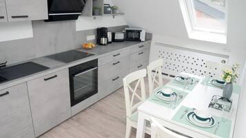 Kühlschrank, Mikrowelle, Ofen, Herdplatte