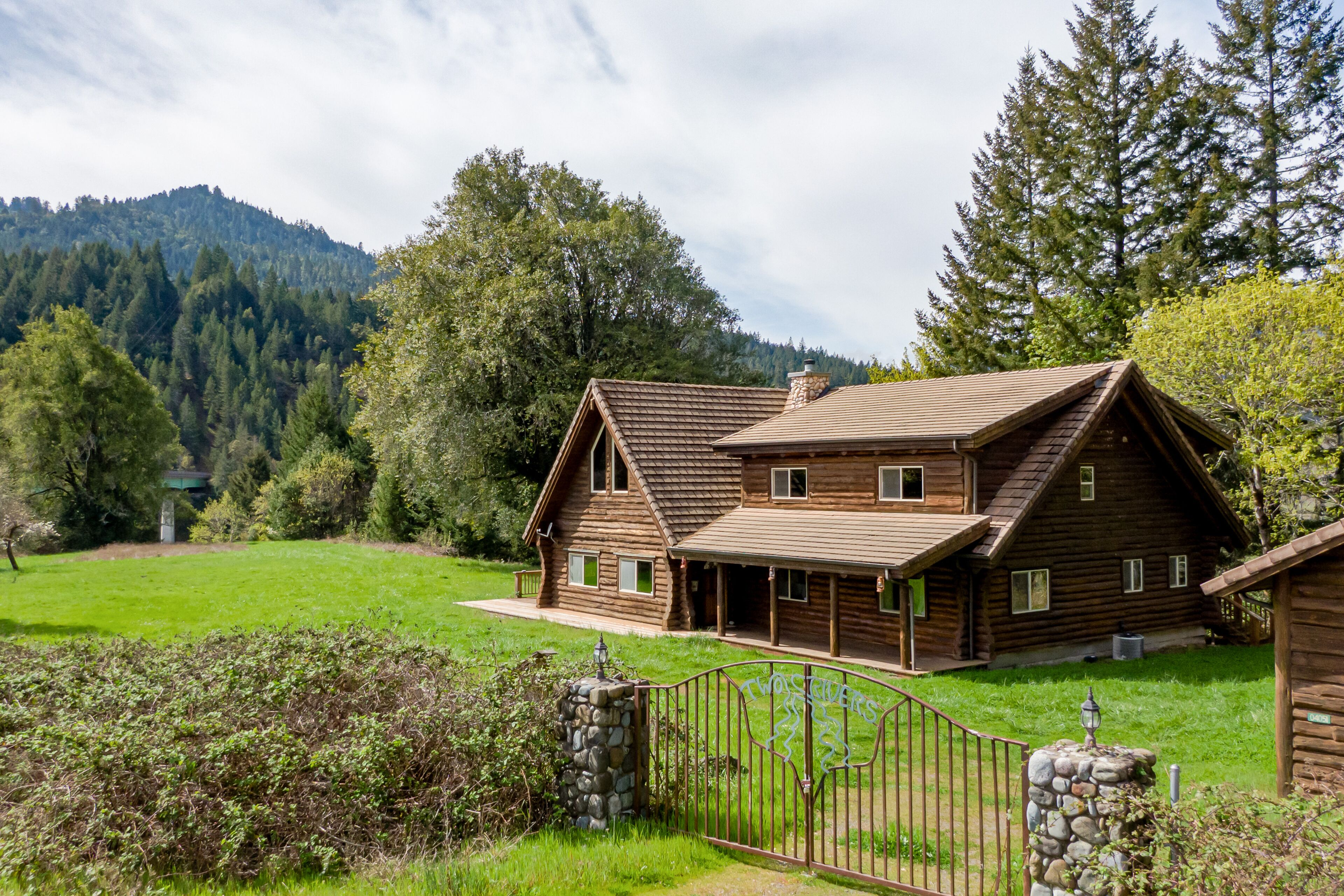 Secluded riverfront home with firepit, full kitchen, wonderful views & bunk room