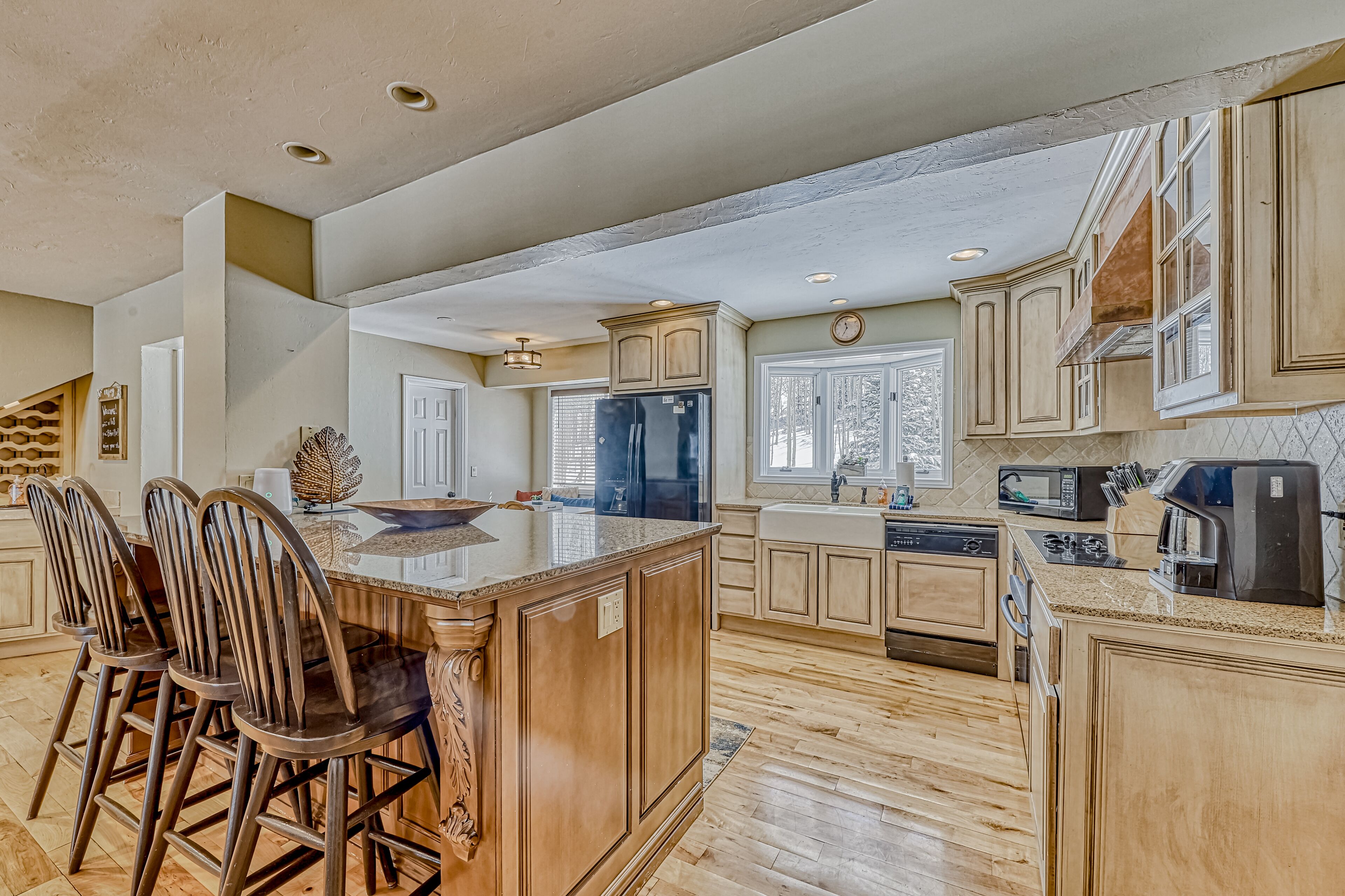 Beautiful mountain villa- walk to ski lifts & park- spacious layout & views