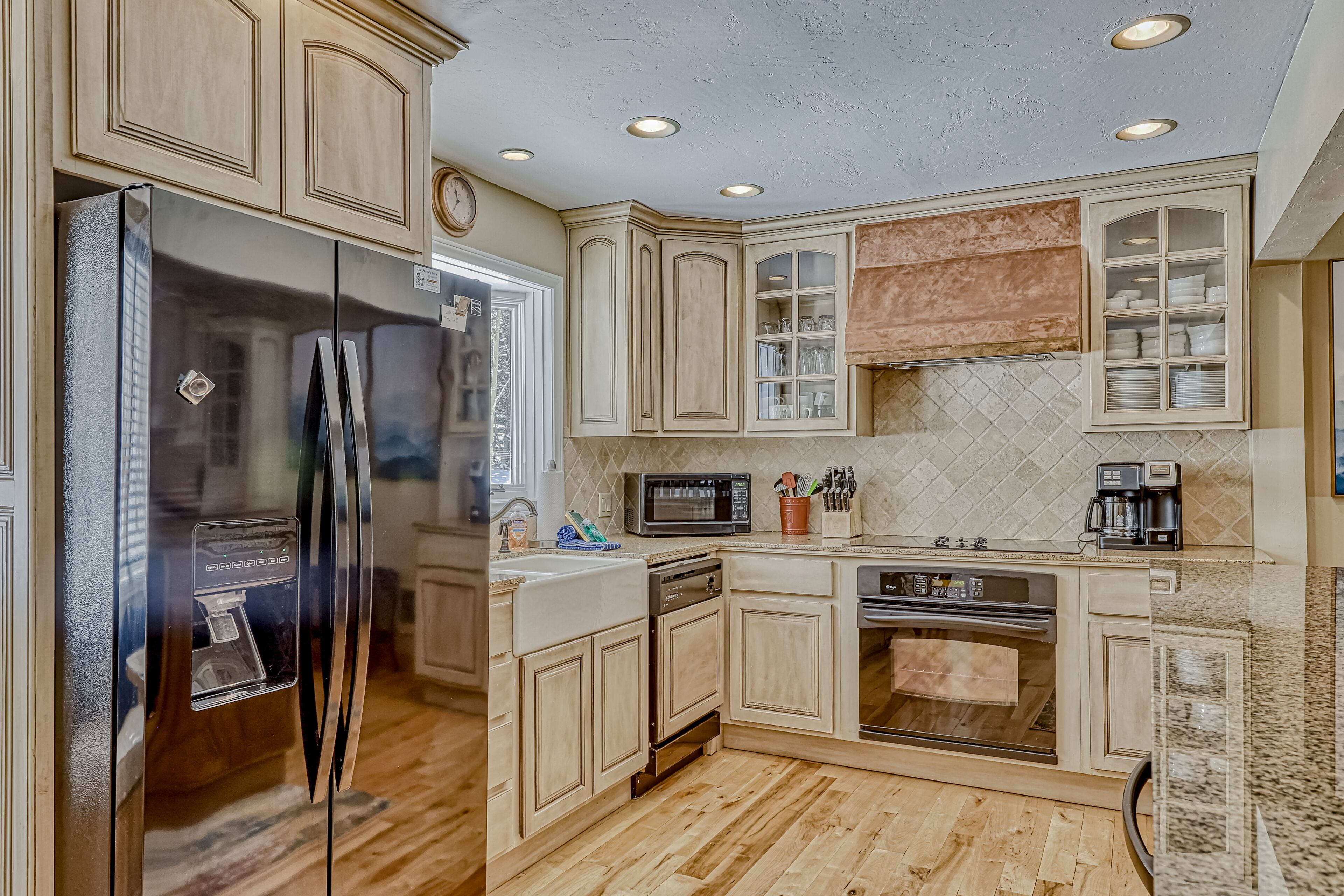 Beautiful mountain villa- walk to ski lifts & park- spacious layout & views