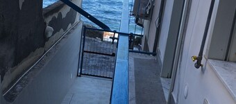 5 minutes from the Faraglioni studio apartment On the cliff
