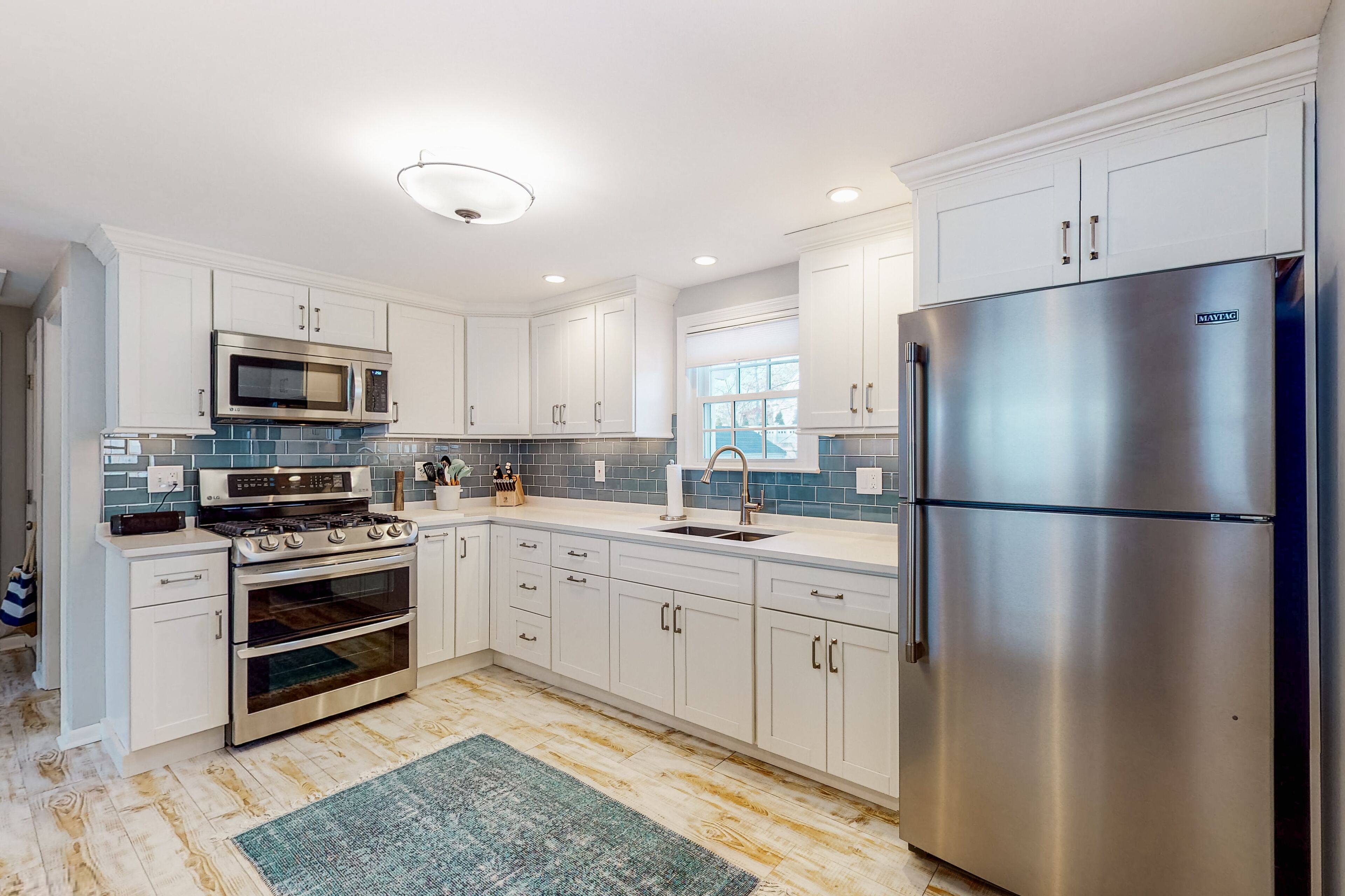 Cute house near the beach with central AC, high-speed WiFi, gas grill, and yard