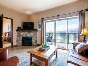 Smart-tv, pejs, dvd-afspiller, bordfodbold