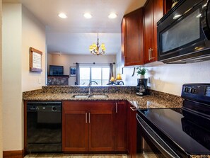 Frigorifero, microonde, forno, piano cottura