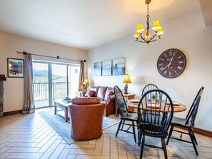 Smart TV, fireplace, DVD player, foosball - A View to Remember - Jacuzzi Tub & Community Pools (Pigeon Forge)