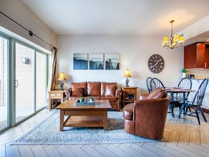 Smart TV, fireplace, DVD player, table football - A View to Remember - Jacuzzi Tub & Community Pools (Pigeon Forge)
