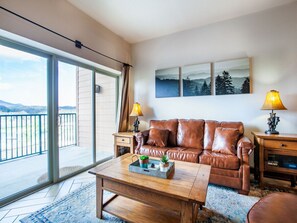 Smart TV, caminetto, lettore DVD, tavolo da calcetto