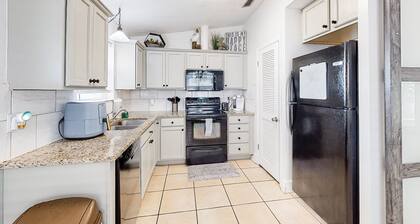 Contemporary beach house within walking distance to beach + central AC & WiFi