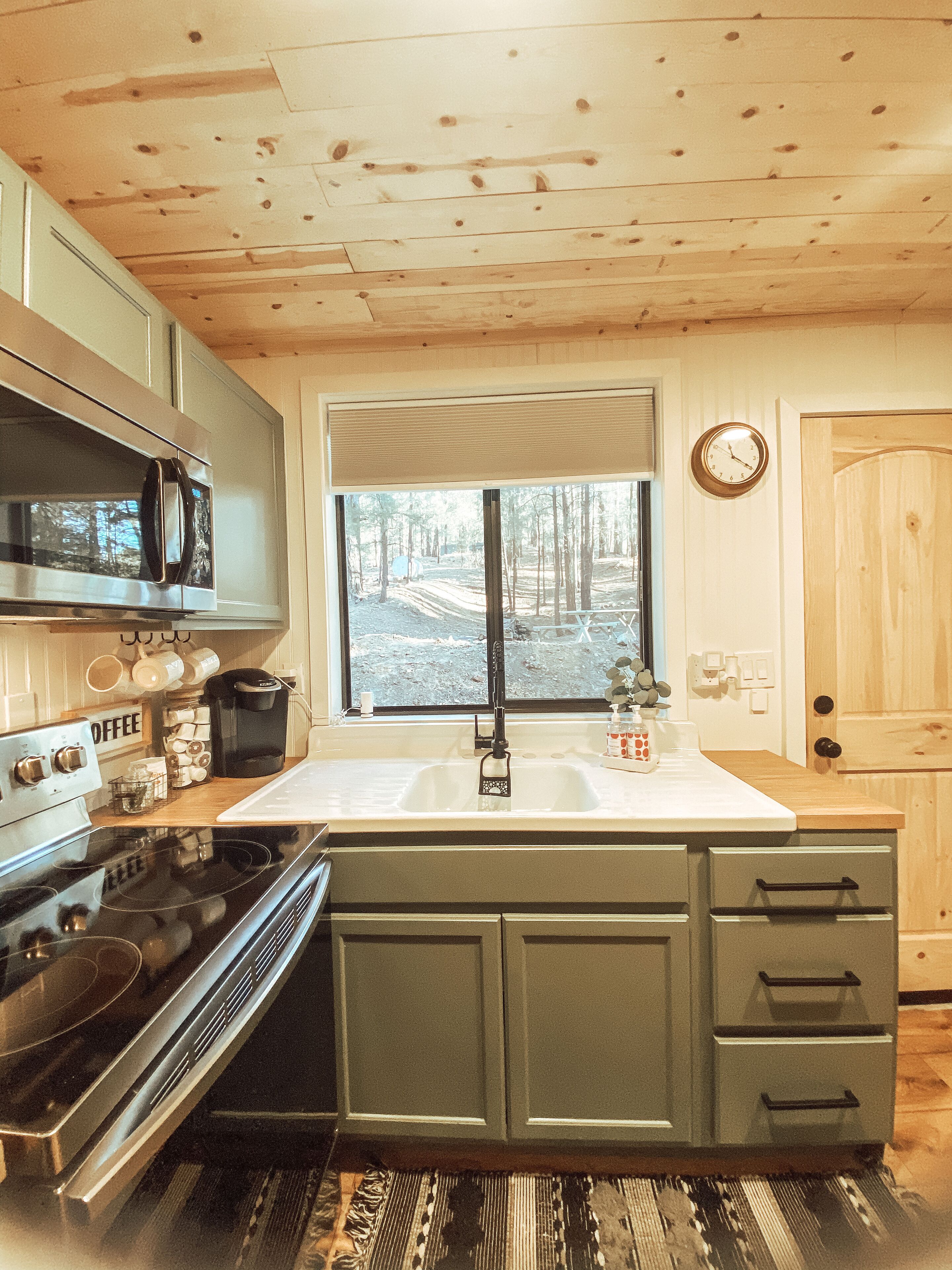 Cozy Remodeled Cabin in the Woods near Lynx Lake