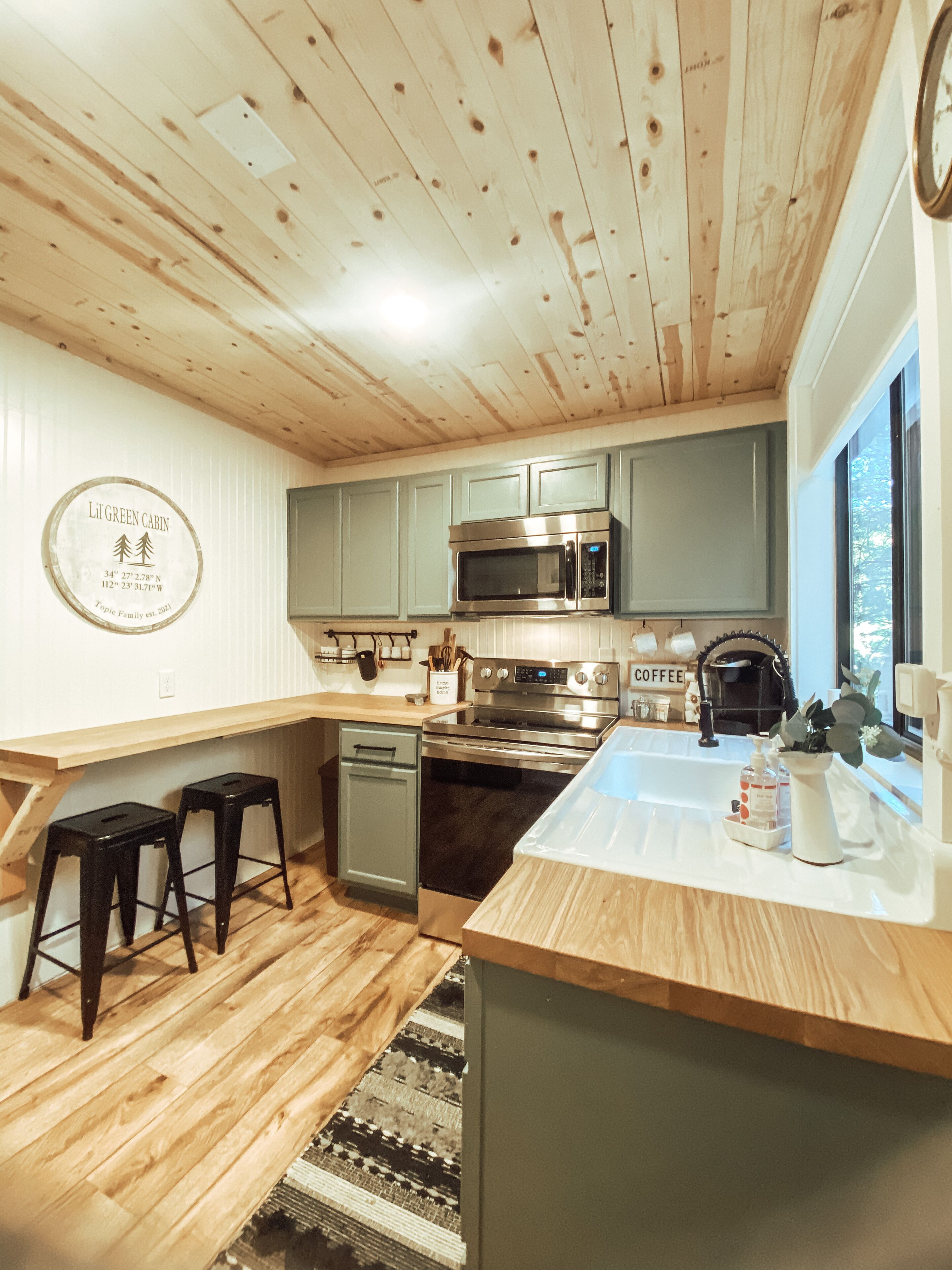 Cozy Remodeled Cabin in the Woods near Lynx Lake