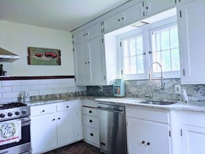 Fridge, microwave, oven, stovetop - Charming Fox River Frontage - Fishing, boating, canoeing, FUN! (Kaukauna)