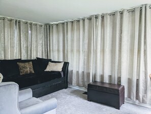 Smart TV, fireplace - Charming Fox River Frontage - Fishing, boating, canoeing, FUN! (Kaukauna)