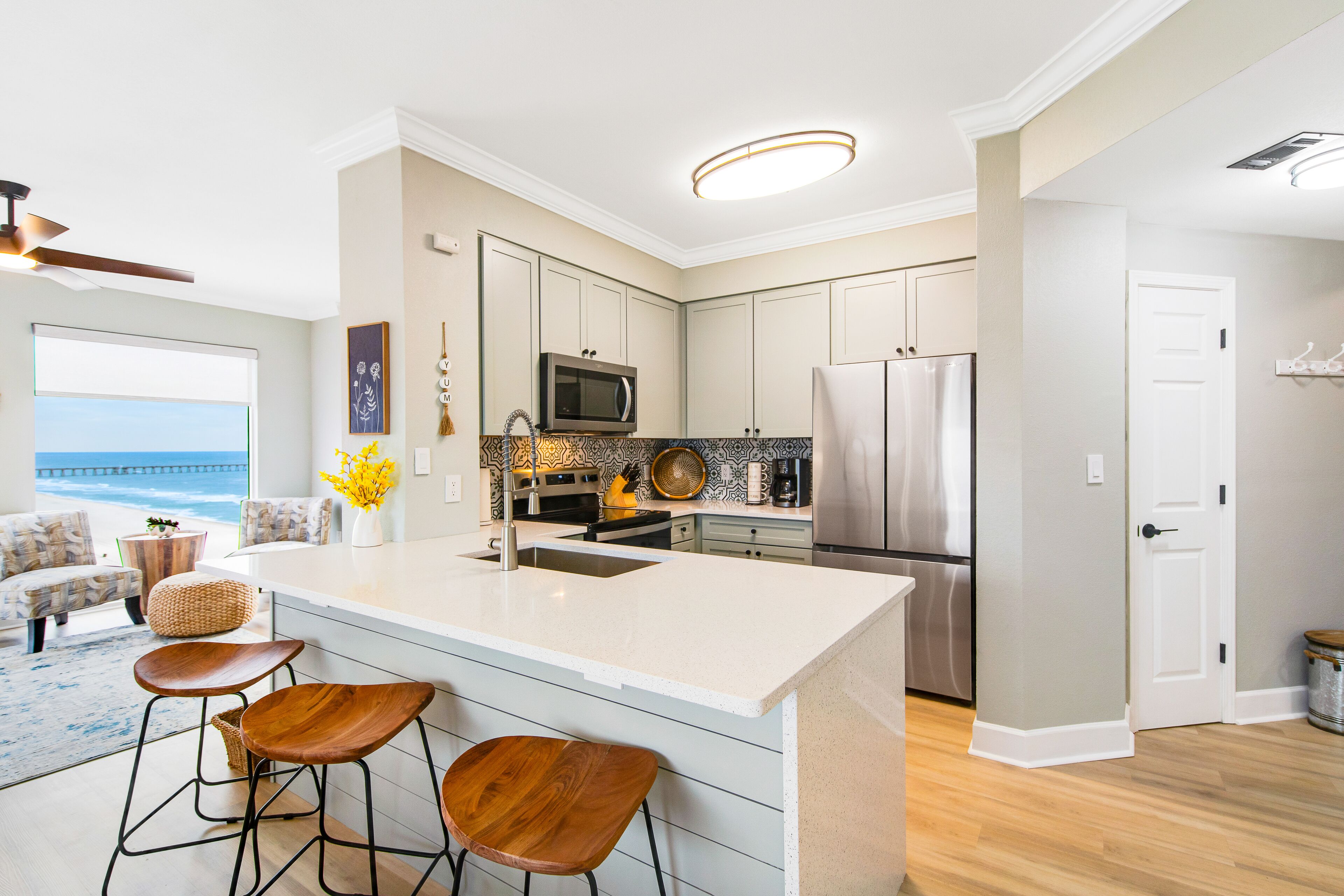 Remodeled beachfront condo with panoramic views, 6 pools, hot tubs, game rooms