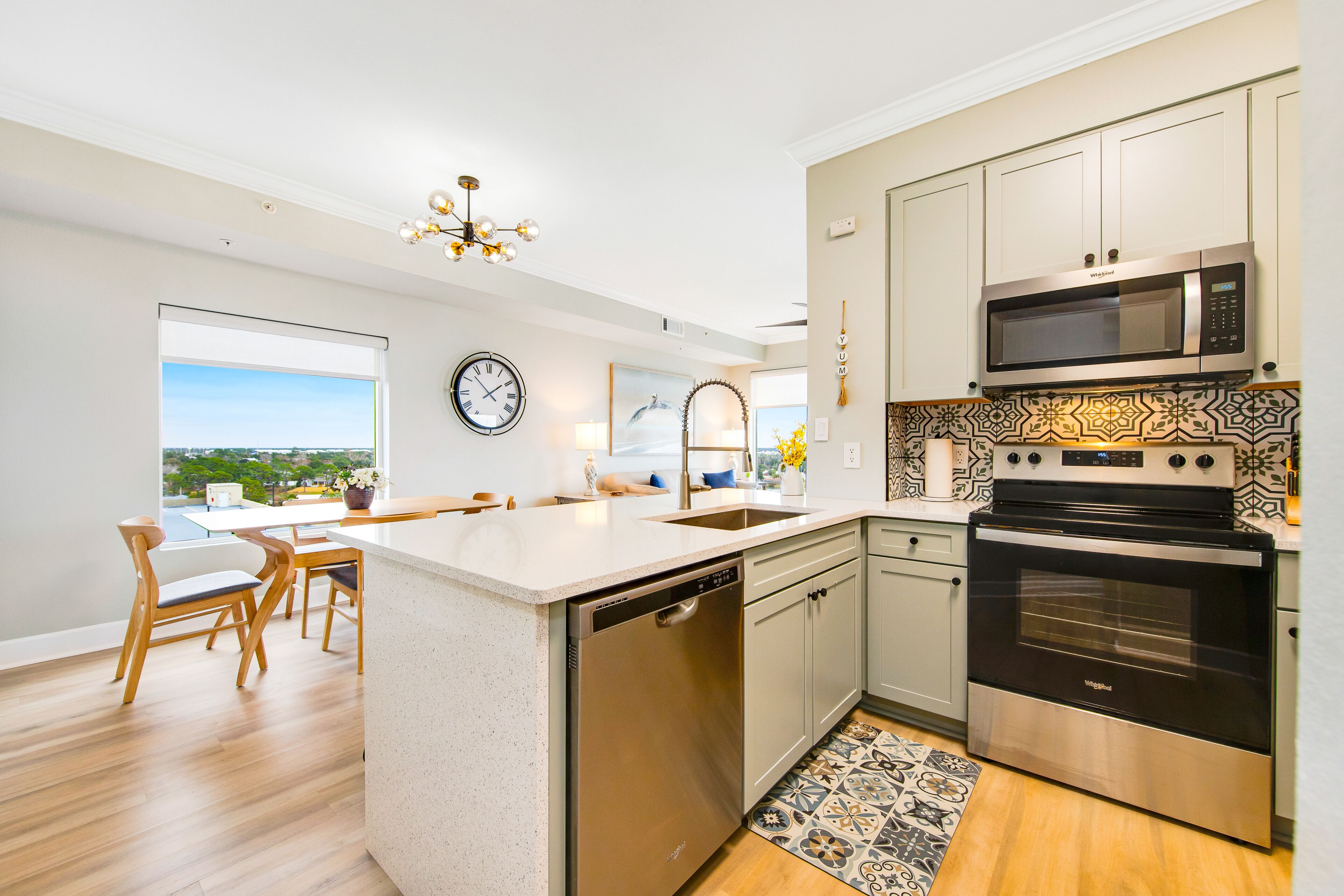 Remodeled beachfront condo with panoramic views, 6 pools, hot tubs, game rooms