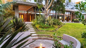 A modern outdoor area with a fire pit, a concrete pathway, and a seating area with lounge chairs. - O2 Hotel Valeria del Mar (Valeria del Mar)