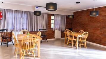 Tägliches kontinentales Frühstück (12 USD pro Person)