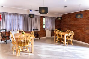 Dagelijks continentaal ontbijt (USD 12 per persoon)