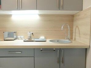 Kjøleskap og mikrobølgeovn