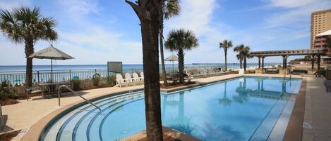 Lämmitetty uima-allas