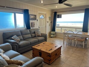 TV - Redondo Oceanfront-Mission Beach Home, Sleeps 11! (San Diego)