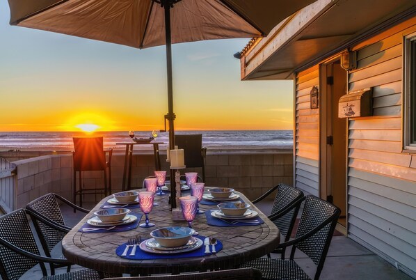 Outdoor dining - Redondo Oceanfront-Mission Beach Home, Sleeps 11! (San Diego)