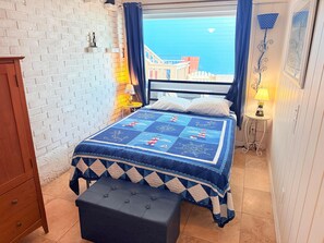 5 bedrooms, iron/ironing board, WiFi, bed sheets