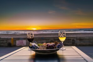 Outdoor dining - Redondo Oceanfront-Mission Beach Home, Sleeps 11! (San Diego)