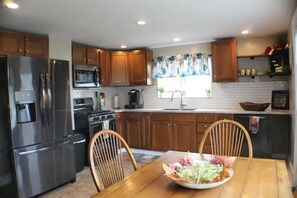 Réfrigérateur, four à micro-ondes, un four, surface de cuisson