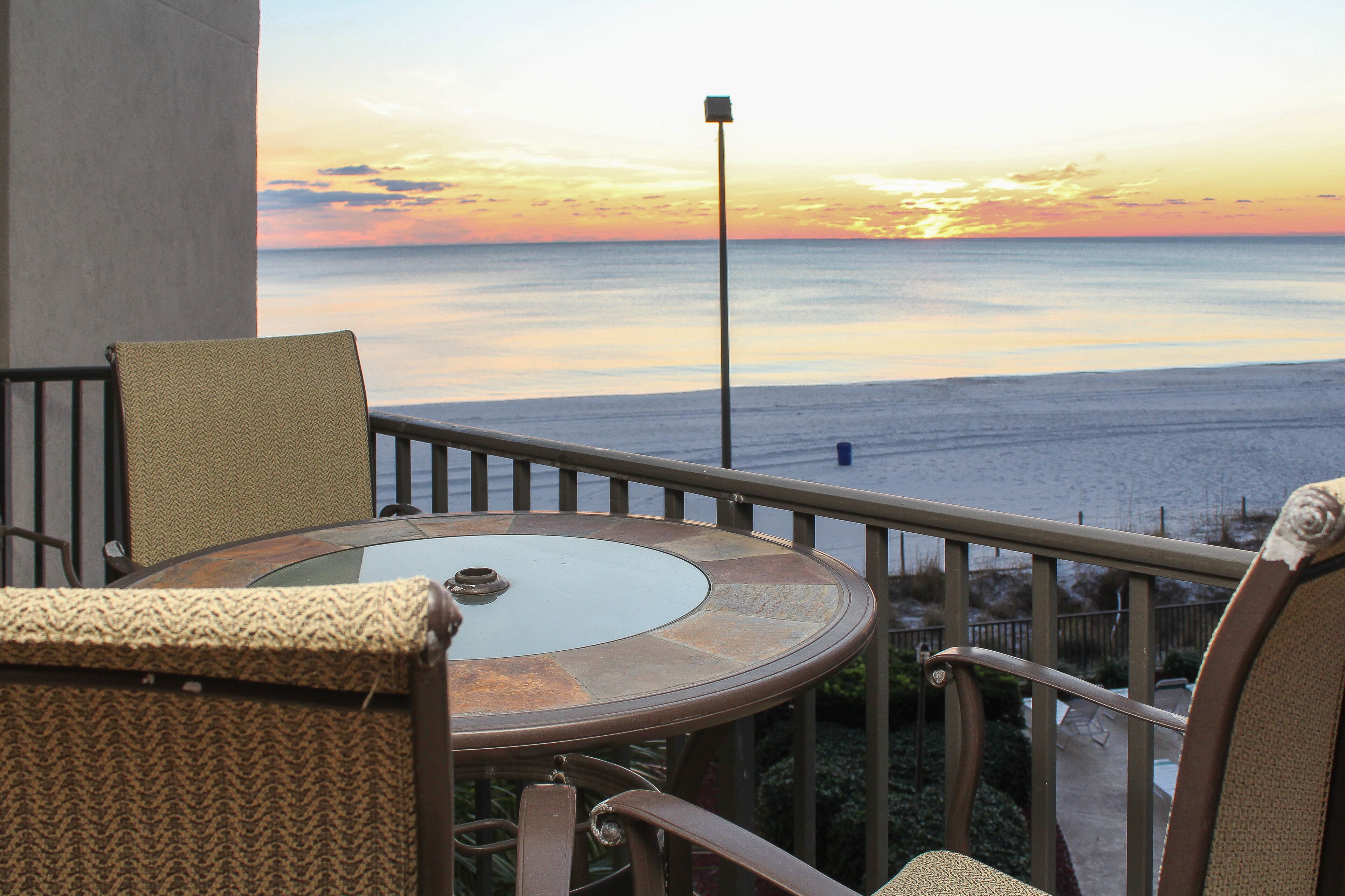 3rd-floor Gulf view condo w/private balcony, on-site hot tub, pool, tennis, A/C