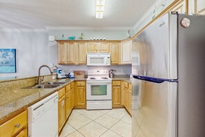 ثلاجة، ميكروويف، فرن، موقد طهي مسطح